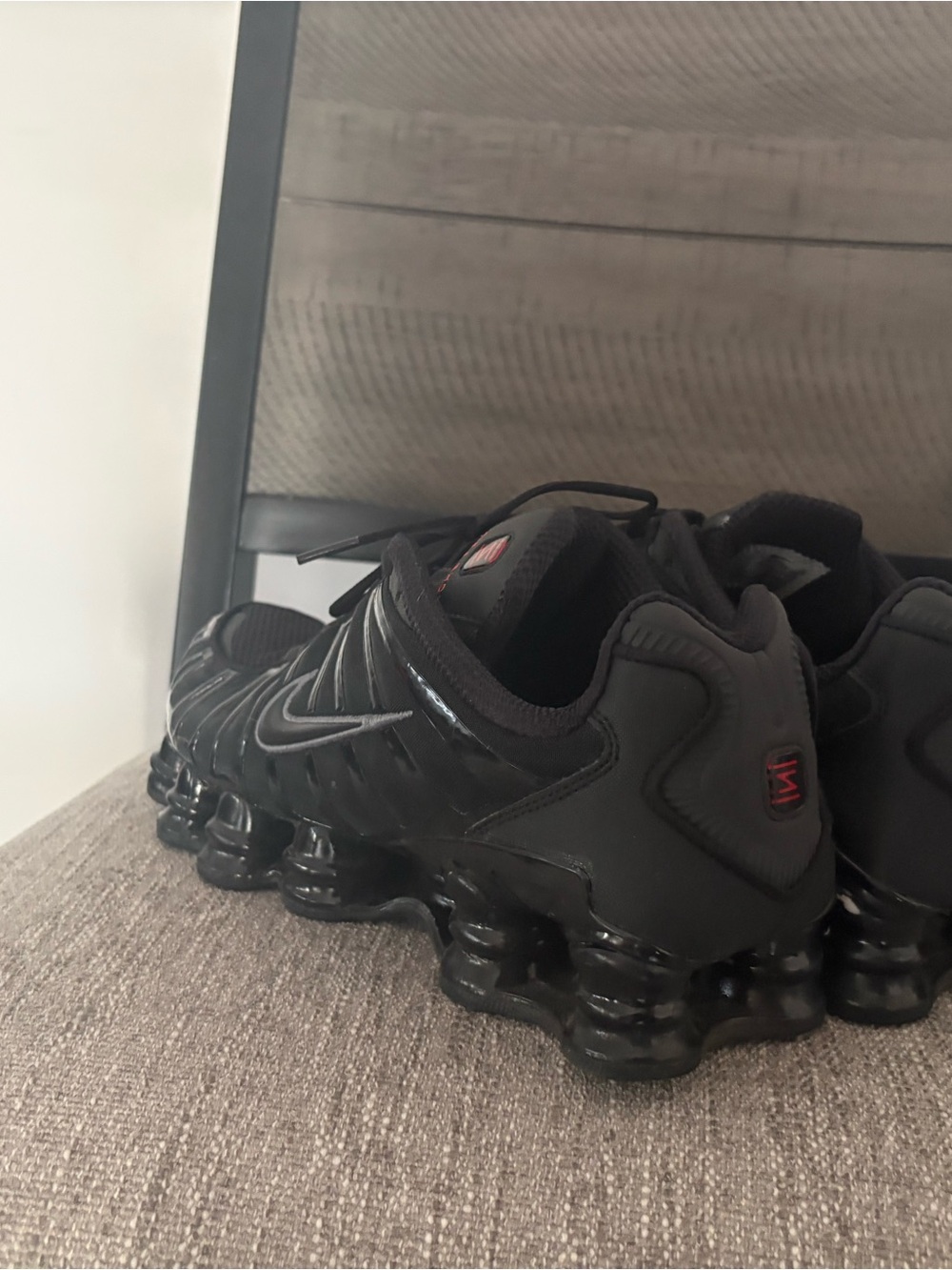 Nike Shox Men’s All-Black Athletic Running Shoes - Picture 3 of 4